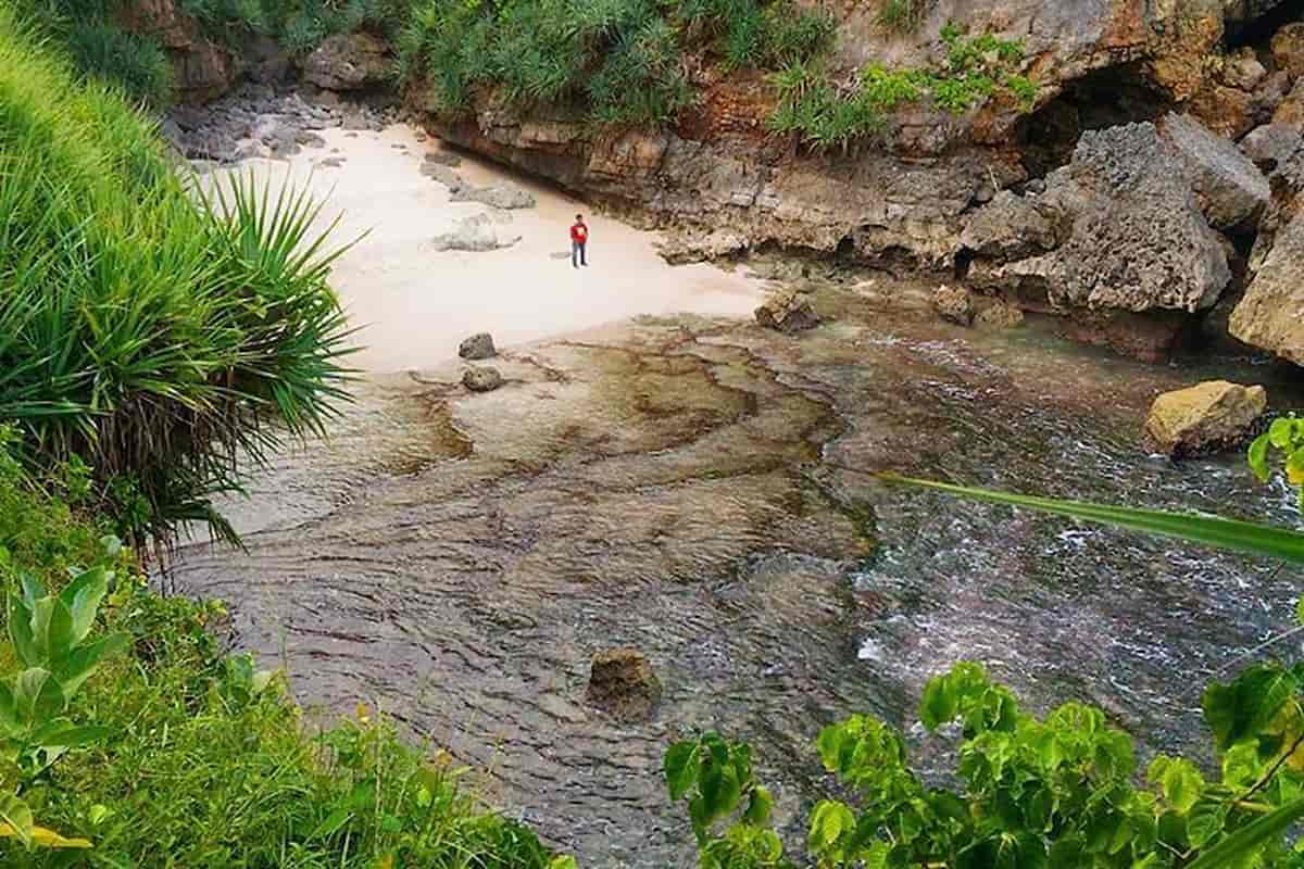 Daya Tarik Pantai Peyuyon, Ini Dia Rute dan HTM-nya!