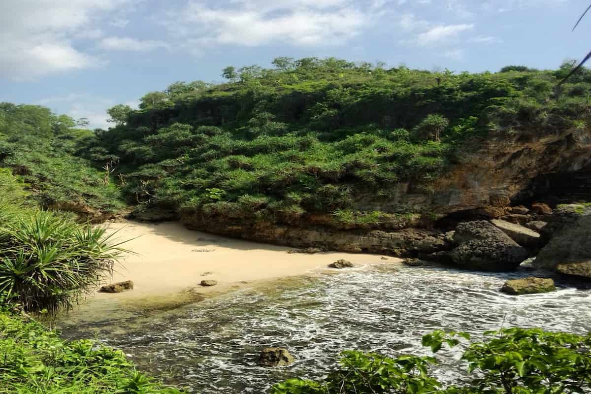 Rute, Jam Operasional, dan Harga Tiket Pantai Payayon