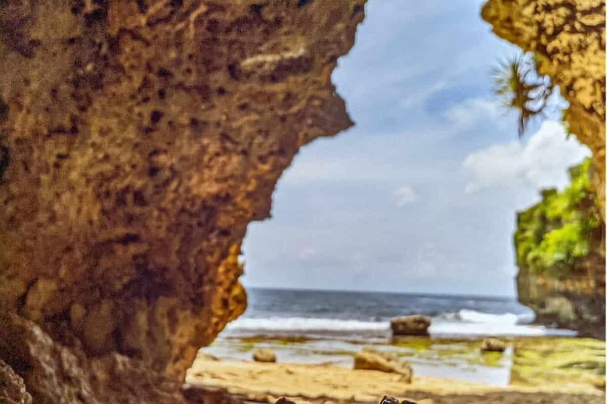 daya tarik pantai peyuyon, ini dia rute dan htm-nya!