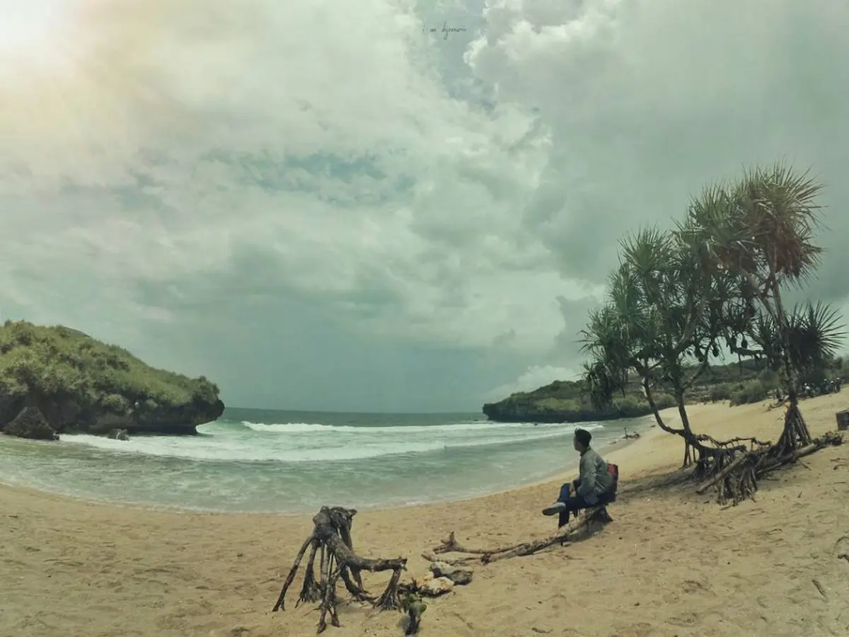 daya tarik pantai sarangan gunungkidul, ini dia rute dan htm-nya!