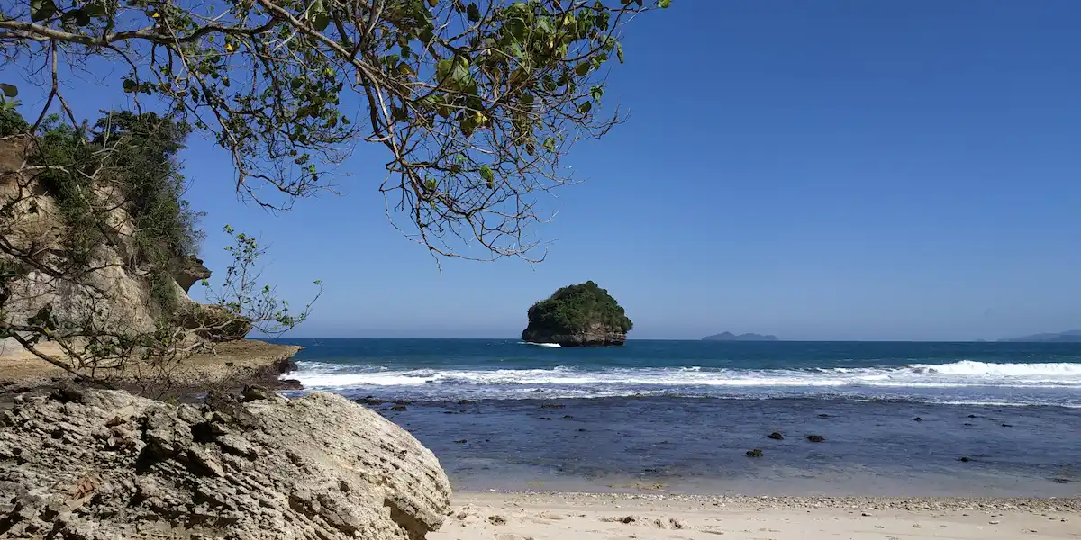 Daya Tarik Pantai Sioro, Ini Dia Rute dan HTM-nya!