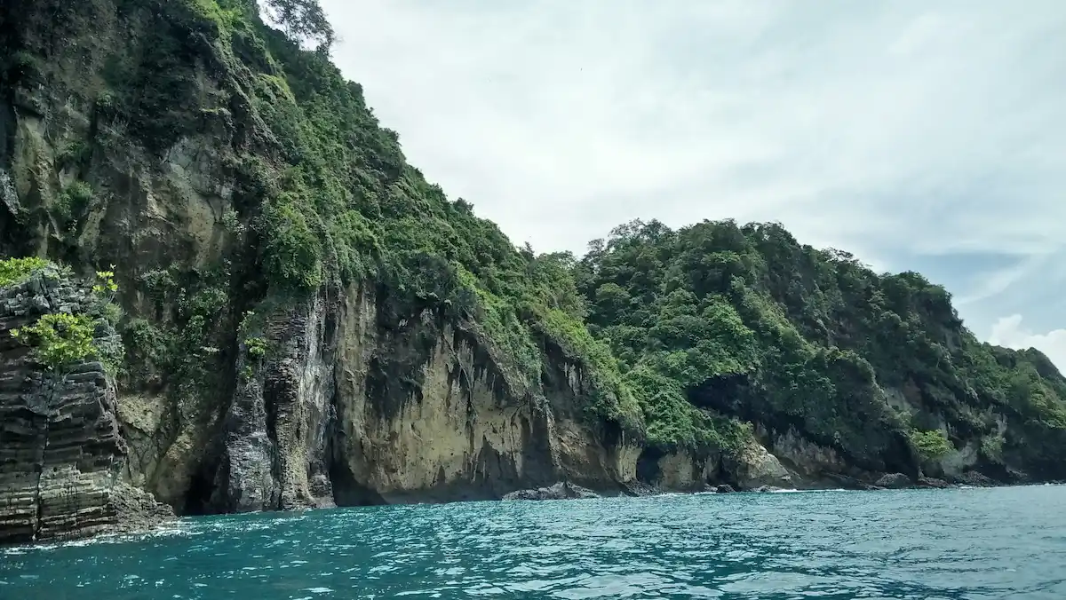 daya tarik pantai sipelot, ini dia rute dan htm-nya!