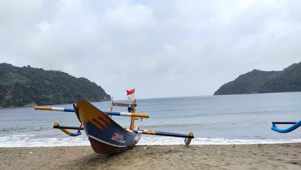 daya tarik pantai sipelot, ini dia rute dan htm-nya!