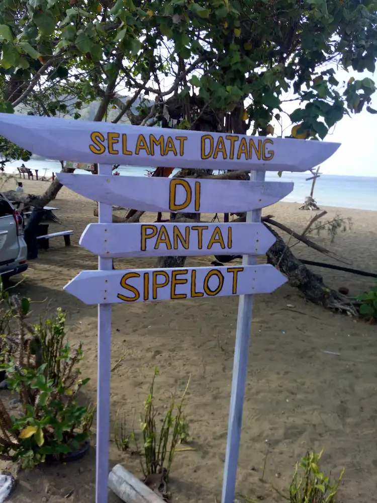 daya tarik pantai sipelot, ini dia rute dan htm-nya!