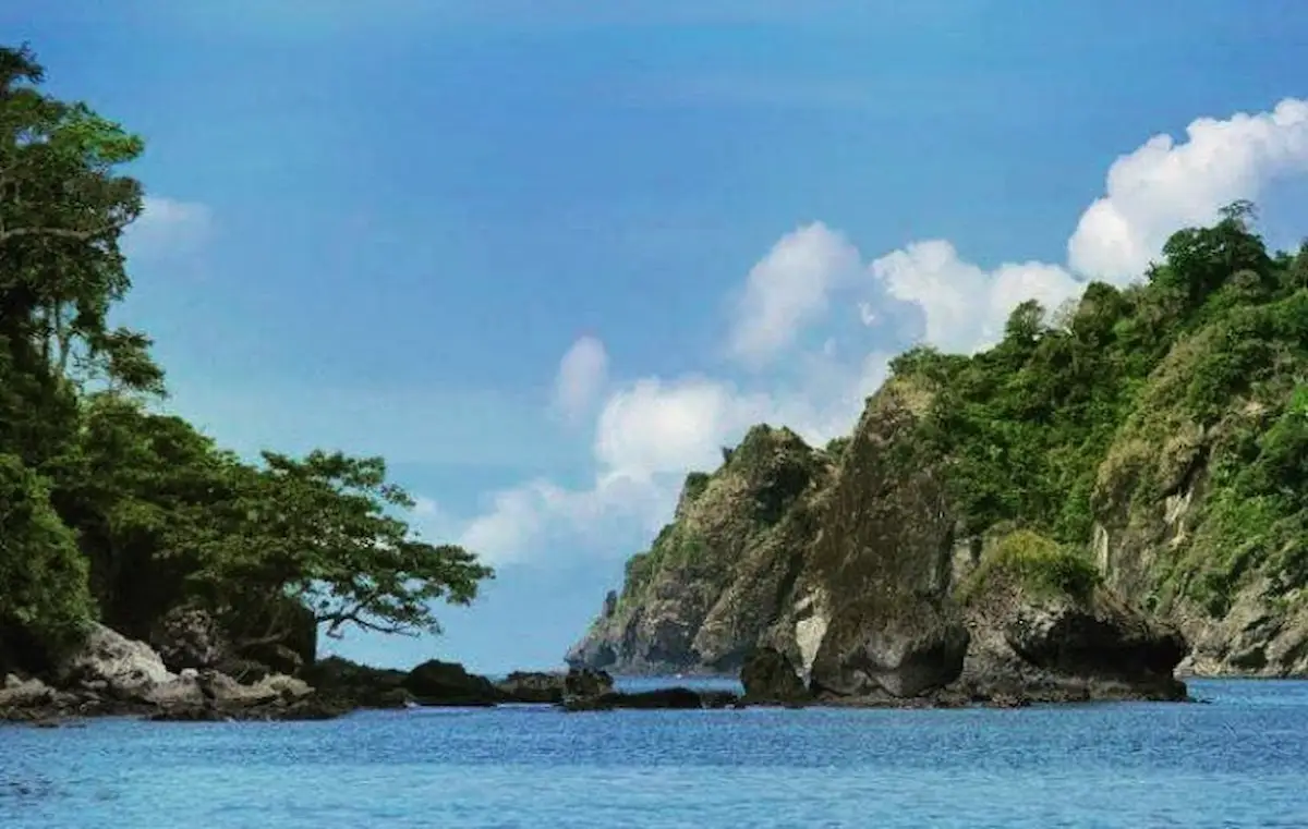 daya tarik pantai sipelot, ini dia rute dan htm-nya!