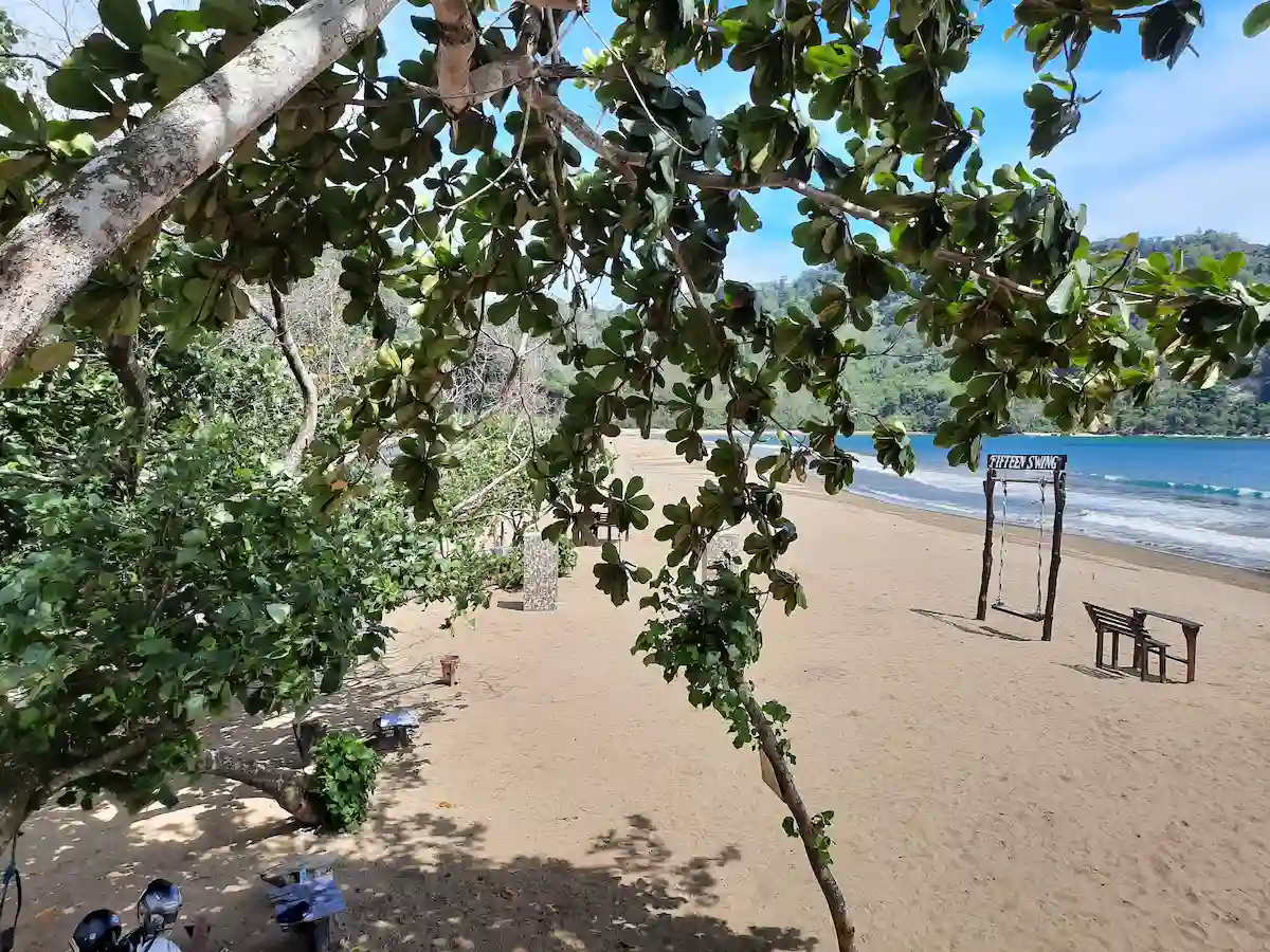 daya tarik pantai sipelot, ini dia rute dan htm-nya!