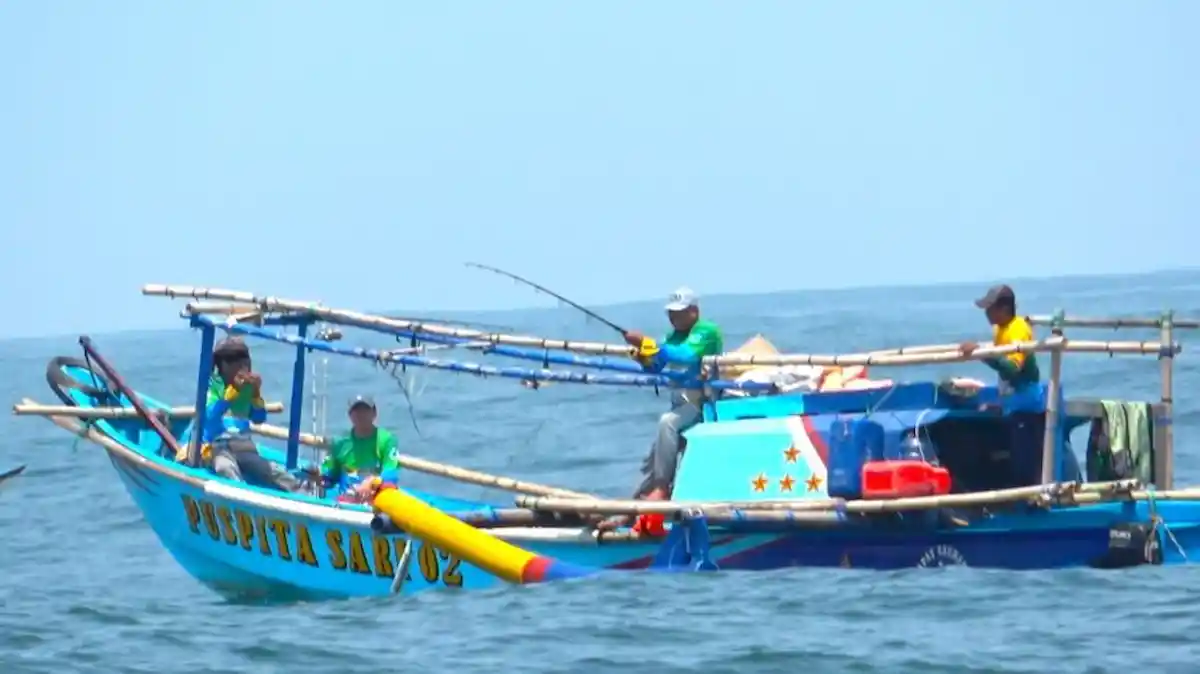 daya tarik pantai teluk penyu cilacap, ini rute dan htm-nya
