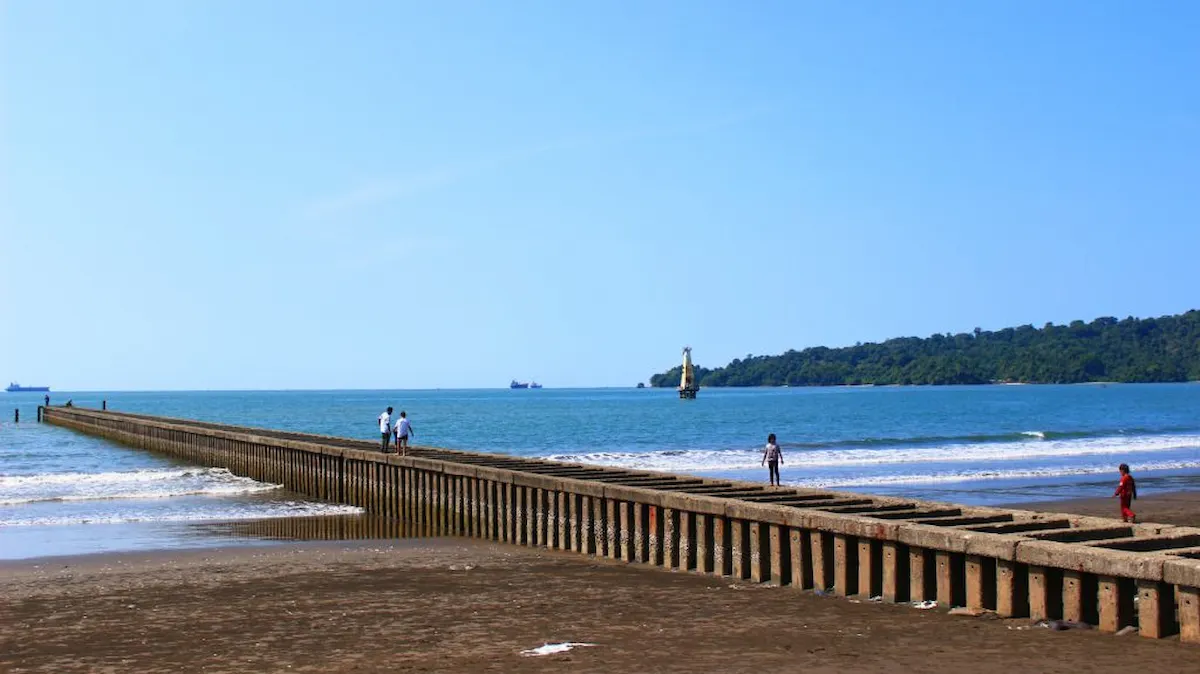 daya tarik pantai teluk penyu cilacap, ini rute dan htm-nya