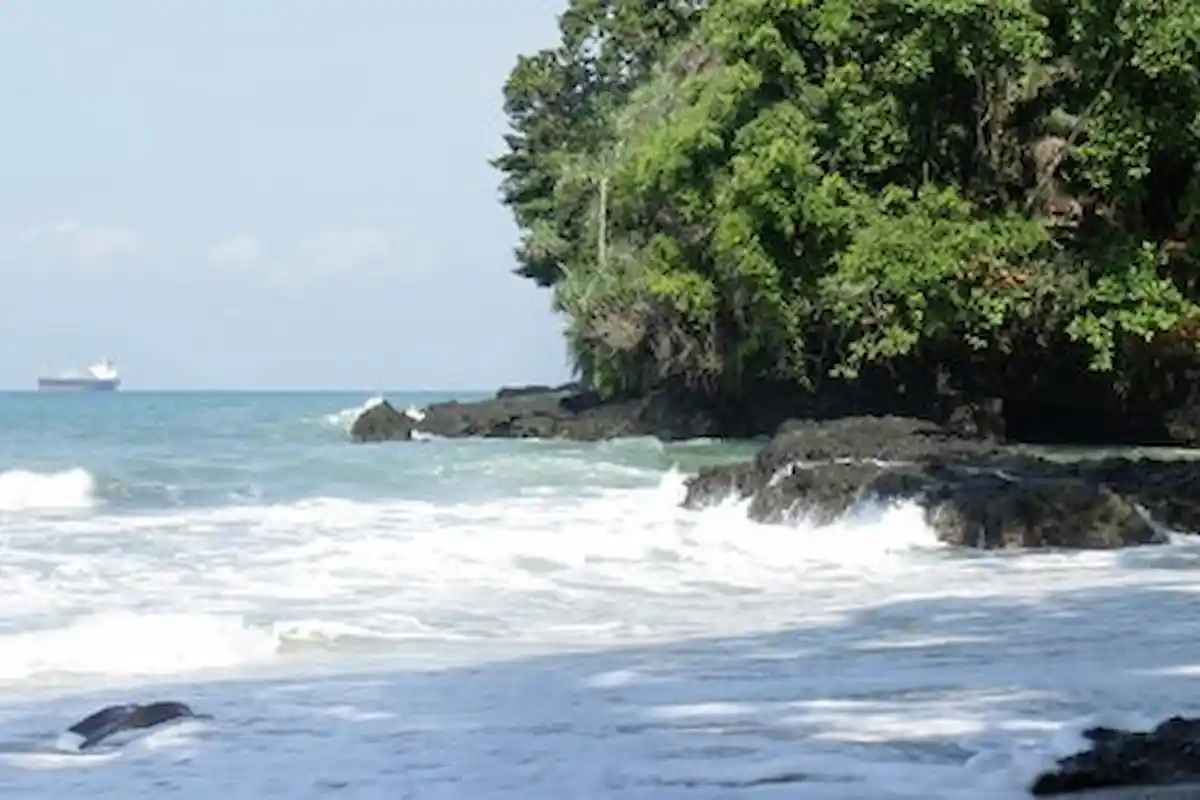 daya tarik pantai teluk penyu cilacap, ini rute dan htm-nya