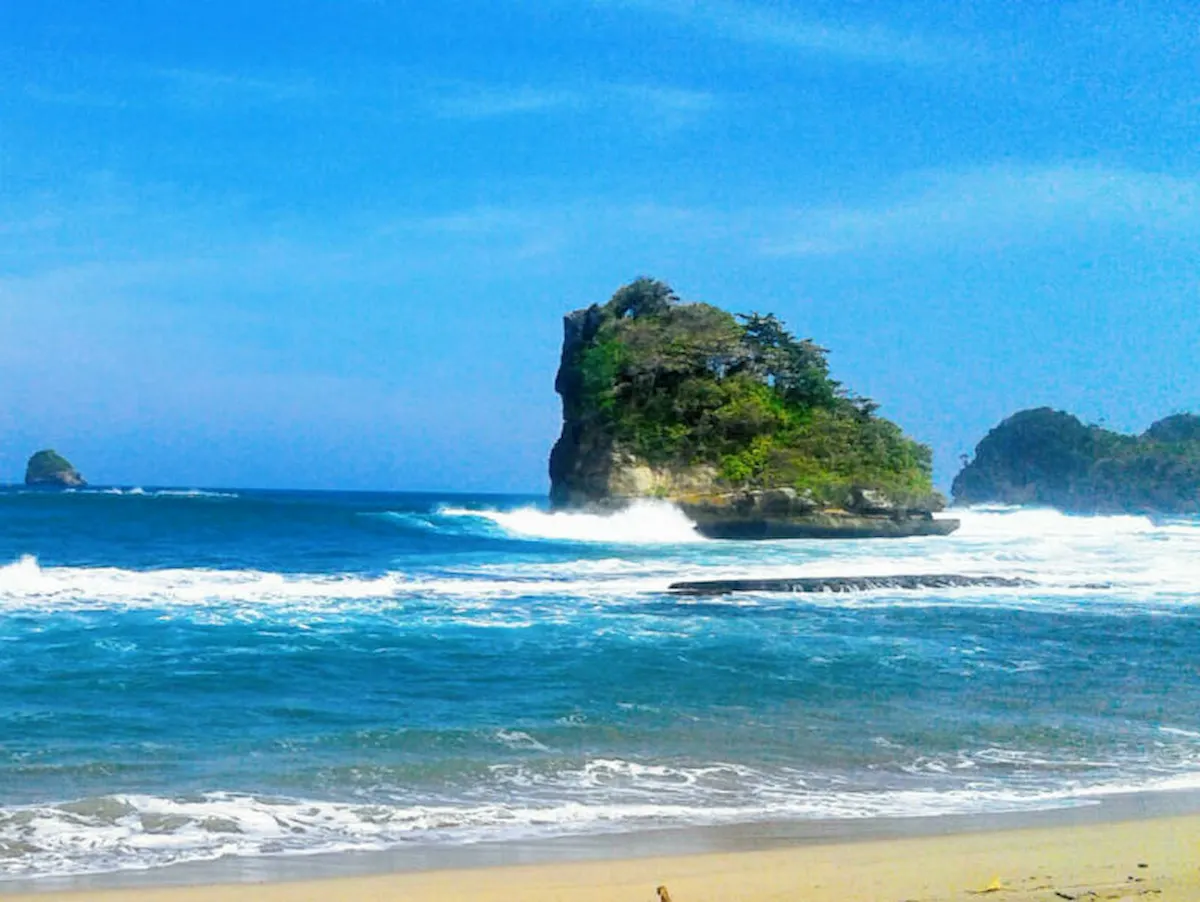 daya tarik pantai ungapan, ini dia rute dan htm-nya!