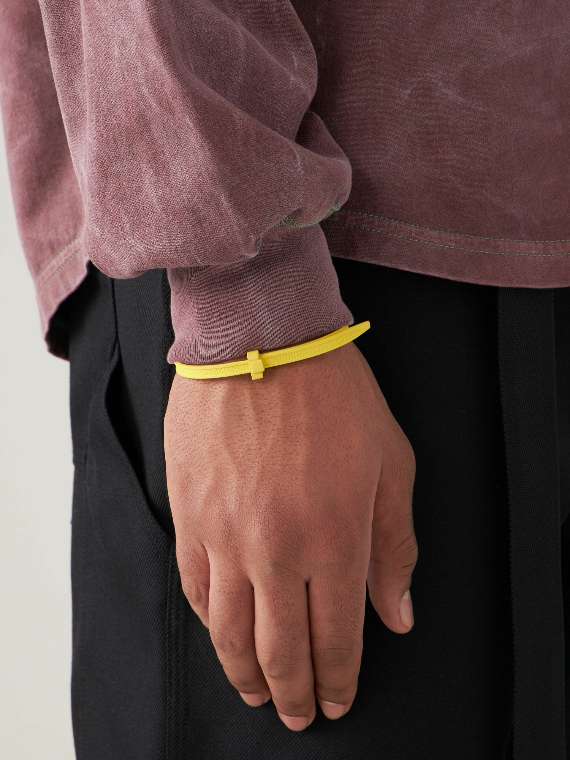 desainnya 'sepele' tapi harga selangit! intip karya unik para desainer, 1. Karya tak biasa pernah diciptakan Alexander Wang berupa aksesori gantungan kunci bentuk alat kontrasepsi seharga lebih dari 2 jutaan rupiah., 2. Tampak bosan mendesain perhiasan mewah, Tiffany &amp; Co pernah membuat peniup gelembung berlapis perak murni yang harganya capai 2 jutaan rupiah., 3. Ingin bernostalgia pada masa 90-an, Balenciaga kembali menghadirkan slap bracelet yang tampak lebih berkualitas dan branded. Gelang ini dijual seharga hampir 3 juta rupiah., 4. Vetements menciptakan sebuah kalung senilai 5 jutaan rupiah yang bisa digunakan untuk keadaan darurat. Selain modelnya yang fancy, terdapat sebuah lampu yang bisa hidup saat kedua sisi liontin terbuka., 5. Pada pertengahan 2017 silam, Prada pernah meluncurkan hasil karya berupa paper money clip . Penjepit uang kertas ini tampak mewah dengan tulisan “PRADA” di salah satu sisi. Harga satu klip bisa mencapai lebih dari 2 jutaan rupiah., 6. Louis Vuitton nggak ketinggalan menciptakan sebuah headset tanpa kabel yang kini sedang hits. Louis Vuitton bekerja sama dengan Master &amp; Dynamic membuat wireless headphones senilai 14 jutaan rupiah., 7. Ambush menyulap zip tie warna-warni yang biasa digunakan untuk mengikat kabel dan plastik makanan menjadi sebuah aksesori berupa gelang hingga cincin. Semakin buat kaget, harganya bisa mencapai 8 jutaan rupiah lho.
