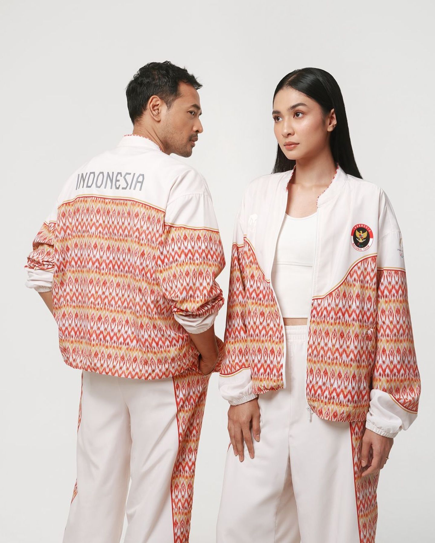 didiet maulana rancang kostum atlet indonesia di paralimpiade paris, 1. Koleksi ini lahir dari kekuatan, keberanian, dan tekad pantang menyerah para atlet Paralympiade Indonesia. Sandya Niskala diharapkan menjadi simbol motivasi dan persatuan, mendukung sportivitas serta merayakan prestasi setiap pencapaian para atlet Indonesia yang akan berjuang di Paralympic 2024., 2. Setiap pakaian yang dirancang menghadirkan unsur motif tenun ikat serta menggabungkan filosofi Bhinneka Tunggal Ika dalam desain yang sporty, dinamis, dan penuh semangat. Dalam bahasa Sanskerta, Sandya berarti persatuan dan Niskala berarti kuat dan kokoh., 3. Rancangan spesial ini terdiri dari jaket, jersey shirt, track pants untuk ajang Paris Summer Paralympic Games yang berlangsung mulai pada tanggal 28 Agustus 2024., 4. Koleksi ini memancarkan semangat dalam setiap gerakan yang optimis dan energik, dengan motif ikat spesial yang terinspirasi dari gelombang laut dan bentuk bulu Garuda Pancasila, menggambarkan kekuatan dalam kompetisi., 5.  Warna merah, putih, kuning emas, dan abu-abu menyatukan simbol keberanian, kesucian, kemegahan, dan tanggung jawab, sementara kombinasi warna krem lembut menambah kesan modern yang harmonis., 6. Mikha Tambayong, Yoriko Angeline dan Oka Antara menjadi 3 artis Indonesia menjadi model dalam pemotretan koleksi Sandya Niskala., 7. Pada momen pembukaan Paralimpiade Paris 2024, para defile menggunakan pakaian yang terdiri dari luaran dan dalaman serta celana. Para perempuan mengenakan dalaman yang terinspirasi dari kebaya Kartini dengan kerah V. Pada laki-laki, sang desainer terinspirasi dari bentuk kerah busana pria nusantara.
