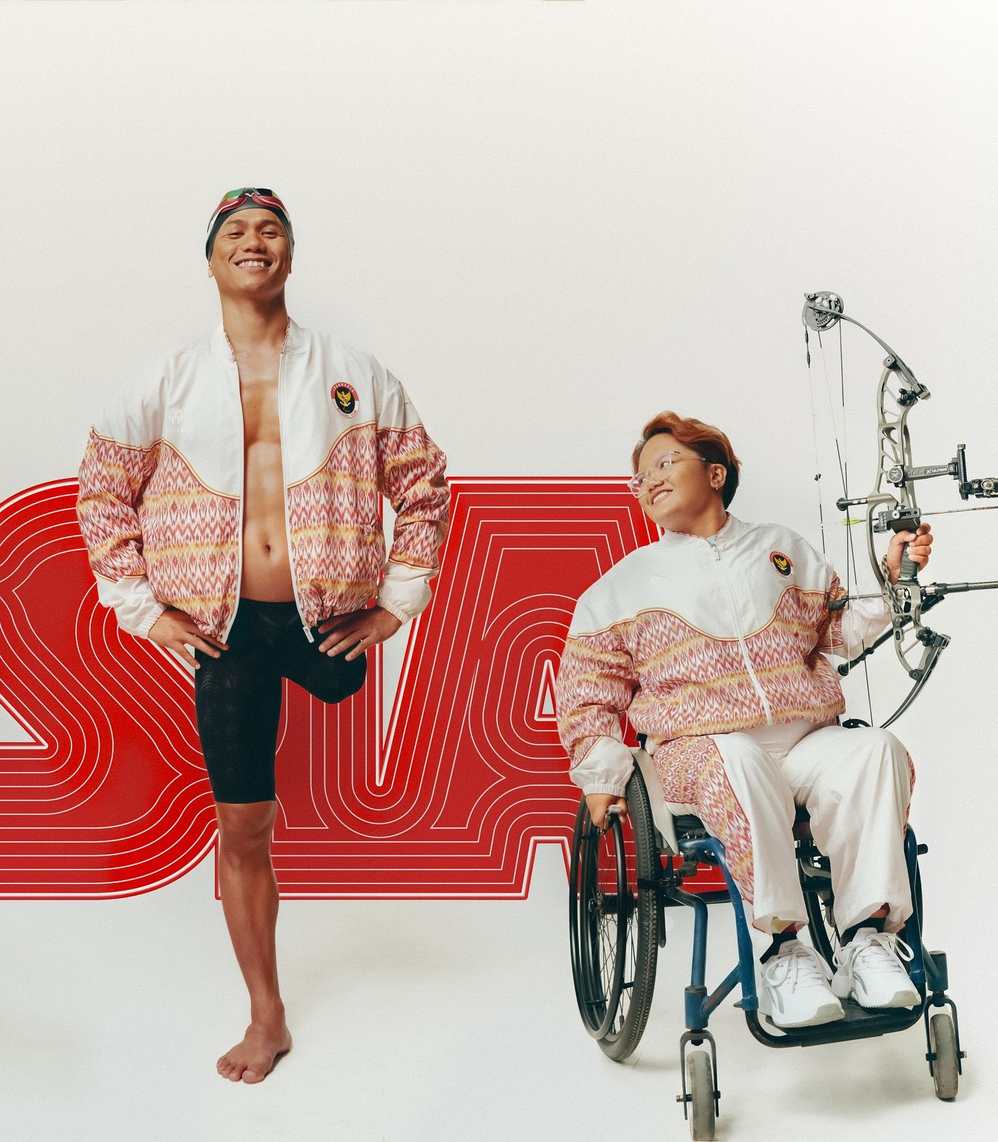 didiet maulana rancang kostum atlet indonesia di paralimpiade paris, 1. Koleksi ini lahir dari kekuatan, keberanian, dan tekad pantang menyerah para atlet Paralympiade Indonesia. Sandya Niskala diharapkan menjadi simbol motivasi dan persatuan, mendukung sportivitas serta merayakan prestasi setiap pencapaian para atlet Indonesia yang akan berjuang di Paralympic 2024., 2. Setiap pakaian yang dirancang menghadirkan unsur motif tenun ikat serta menggabungkan filosofi Bhinneka Tunggal Ika dalam desain yang sporty, dinamis, dan penuh semangat. Dalam bahasa Sanskerta, Sandya berarti persatuan dan Niskala berarti kuat dan kokoh., 3. Rancangan spesial ini terdiri dari jaket, jersey shirt, track pants untuk ajang Paris Summer Paralympic Games yang berlangsung mulai pada tanggal 28 Agustus 2024., 4. Koleksi ini memancarkan semangat dalam setiap gerakan yang optimis dan energik, dengan motif ikat spesial yang terinspirasi dari gelombang laut dan bentuk bulu Garuda Pancasila, menggambarkan kekuatan dalam kompetisi., 5.  Warna merah, putih, kuning emas, dan abu-abu menyatukan simbol keberanian, kesucian, kemegahan, dan tanggung jawab, sementara kombinasi warna krem lembut menambah kesan modern yang harmonis., 6. Mikha Tambayong, Yoriko Angeline dan Oka Antara menjadi 3 artis Indonesia menjadi model dalam pemotretan koleksi Sandya Niskala., 7. Pada momen pembukaan Paralimpiade Paris 2024, para defile menggunakan pakaian yang terdiri dari luaran dan dalaman serta celana. Para perempuan mengenakan dalaman yang terinspirasi dari kebaya Kartini dengan kerah V. Pada laki-laki, sang desainer terinspirasi dari bentuk kerah busana pria nusantara.