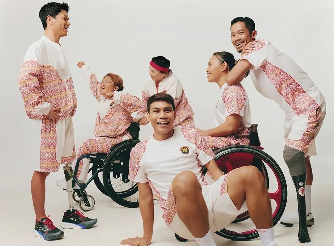 didiet maulana rancang kostum atlet indonesia di paralimpiade paris, 1. Koleksi ini lahir dari kekuatan, keberanian, dan tekad pantang menyerah para atlet Paralympiade Indonesia. Sandya Niskala diharapkan menjadi simbol motivasi dan persatuan, mendukung sportivitas serta merayakan prestasi setiap pencapaian para atlet Indonesia yang akan berjuang di Paralympic 2024., 2. Setiap pakaian yang dirancang menghadirkan unsur motif tenun ikat serta menggabungkan filosofi Bhinneka Tunggal Ika dalam desain yang sporty, dinamis, dan penuh semangat. Dalam bahasa Sanskerta, Sandya berarti persatuan dan Niskala berarti kuat dan kokoh., 3. Rancangan spesial ini terdiri dari jaket, jersey shirt, track pants untuk ajang Paris Summer Paralympic Games yang berlangsung mulai pada tanggal 28 Agustus 2024., 4. Koleksi ini memancarkan semangat dalam setiap gerakan yang optimis dan energik, dengan motif ikat spesial yang terinspirasi dari gelombang laut dan bentuk bulu Garuda Pancasila, menggambarkan kekuatan dalam kompetisi., 5.  Warna merah, putih, kuning emas, dan abu-abu menyatukan simbol keberanian, kesucian, kemegahan, dan tanggung jawab, sementara kombinasi warna krem lembut menambah kesan modern yang harmonis., 6. Mikha Tambayong, Yoriko Angeline dan Oka Antara menjadi 3 artis Indonesia menjadi model dalam pemotretan koleksi Sandya Niskala., 7. Pada momen pembukaan Paralimpiade Paris 2024, para defile menggunakan pakaian yang terdiri dari luaran dan dalaman serta celana. Para perempuan mengenakan dalaman yang terinspirasi dari kebaya Kartini dengan kerah V. Pada laki-laki, sang desainer terinspirasi dari bentuk kerah busana pria nusantara.