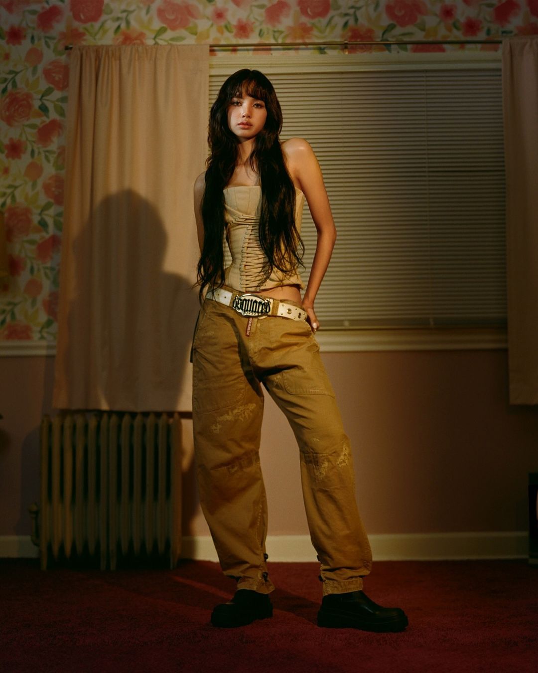 gaya kece lisa 'blackpink' dan  rosalía di music video 'new woman', 1. Lisa mengawali video musiknya dengan penampilan fierce. Memancarkan aura dark feminine, Ia pakai mantel hitam yang dikenakan di atas bra berkilauan dan celana pendek mikro yang serasi, dilengkapi dengan kalung hati metalik dan sepatu boots setinggi lutut., 2. Tampil dengan gaya a la gilded girl, Lisa pakai atasan metalik dan rok mini warna gold yang serasi. Suede boots warna nude dari Maison Margiela melengkapi gayanya., 3. Rosalía dengan gaya khasnya berikan sentuhan modern pada outfit yang terinspirasi dari flamenco. Ia mengenakan dress merah dengan potongan asimetris dengan garis leher rendah dipadukan dengan ankle boots merah. Warna merah yang berani menciptakan siluet dramatis yang kuat dan feminin., 4. Gaya Rosalía selanjutnya pakai bodysuit warna putih dengan motif floral merah dipadukan dengan heels hitam yang memancarkan nuansa vintage., 5. Dalam salah satu adegan, Lisa tampil fierce mengenakan pakaian bulu-bulu hitam, yang dipadukan dengan riasan mata gelap dan tatanan rambut sleek. , 6. Lisa bergaya edgy dengan atasan korset, celana kargo low-rise dan belt putih bergaya Y2K. Di adegan lainnya Ia melengkapi penampilannya dengan mantel bulu yang terinspirasi dari gaya Mob Wife yang vintage sekaligus berani., 7. Seperti Yin&amp;Yang, Lisa dan Rosalía mengenakan outfit hitam putih dengan dress berbahan sheer yang flowy., 8. Dalam adegan terakhir, Rosalía pakai mantel bertekstur warna pink yang dipadukan dengan kacamata biru reflektifnya yang memberi sentuhan modern. Di sampingnya, Lisa tampil kontras dengan outfit yang lebih edgy, mengenakan jaket kulit hitam dan putih dengan kacamata bergaya futuristik.