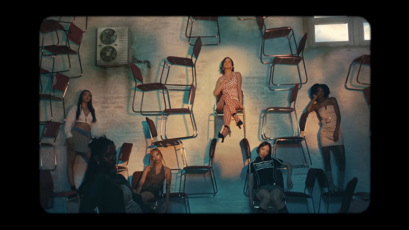 gaya kece lisa 'blackpink' dan  rosalía di music video 'new woman', 1. Lisa mengawali video musiknya dengan penampilan fierce. Memancarkan aura dark feminine, Ia pakai mantel hitam yang dikenakan di atas bra berkilauan dan celana pendek mikro yang serasi, dilengkapi dengan kalung hati metalik dan sepatu boots setinggi lutut., 2. Tampil dengan gaya a la gilded girl, Lisa pakai atasan metalik dan rok mini warna gold yang serasi. Suede boots warna nude dari Maison Margiela melengkapi gayanya., 3. Rosalía dengan gaya khasnya berikan sentuhan modern pada outfit yang terinspirasi dari flamenco. Ia mengenakan dress merah dengan potongan asimetris dengan garis leher rendah dipadukan dengan ankle boots merah. Warna merah yang berani menciptakan siluet dramatis yang kuat dan feminin., 4. Gaya Rosalía selanjutnya pakai bodysuit warna putih dengan motif floral merah dipadukan dengan heels hitam yang memancarkan nuansa vintage., 5. Dalam salah satu adegan, Lisa tampil fierce mengenakan pakaian bulu-bulu hitam, yang dipadukan dengan riasan mata gelap dan tatanan rambut sleek. , 6. Lisa bergaya edgy dengan atasan korset, celana kargo low-rise dan belt putih bergaya Y2K. Di adegan lainnya Ia melengkapi penampilannya dengan mantel bulu yang terinspirasi dari gaya Mob Wife yang vintage sekaligus berani., 7. Seperti Yin&amp;Yang, Lisa dan Rosalía mengenakan outfit hitam putih dengan dress berbahan sheer yang flowy., 8. Dalam adegan terakhir, Rosalía pakai mantel bertekstur warna pink yang dipadukan dengan kacamata biru reflektifnya yang memberi sentuhan modern. Di sampingnya, Lisa tampil kontras dengan outfit yang lebih edgy, mengenakan jaket kulit hitam dan putih dengan kacamata bergaya futuristik.