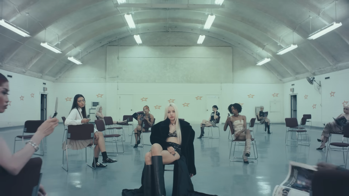 Gaya Kece Lisa 'BLACKPINK' dan  Rosalía di Music Video 'New Woman'