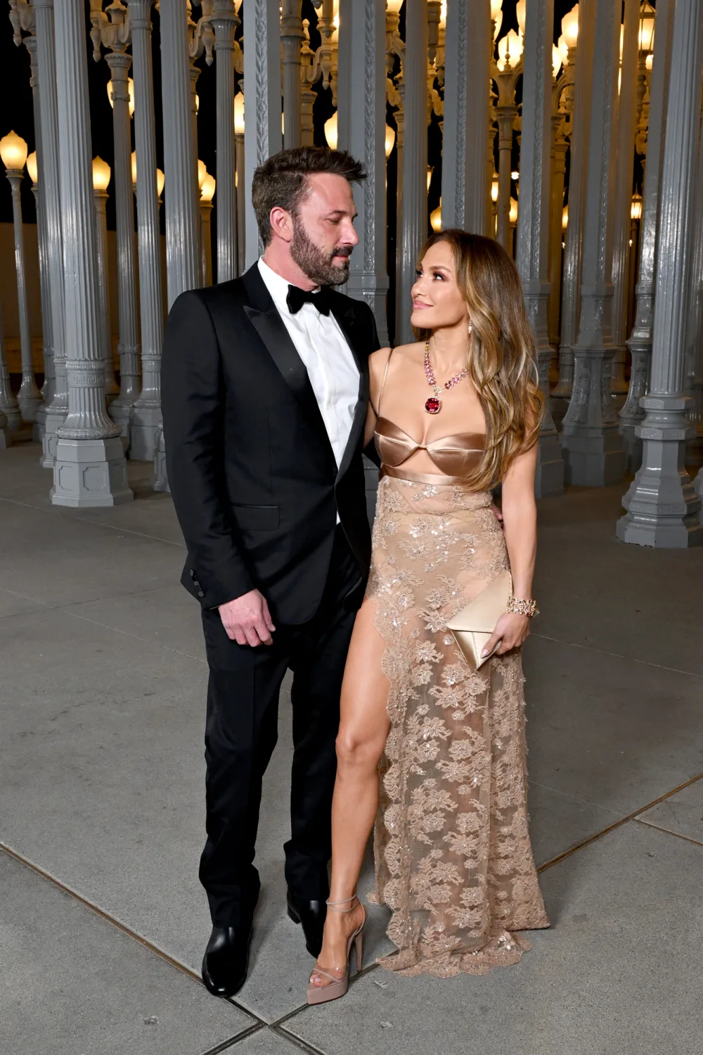 gaya serasi jennifer lopez dan ben affleck sebelum berpisah, 1. Pertama kali bertemu pada tahun 2002, keduanya tampil serasi saat di karpet merah. Jennifer Lopez memakai low-cut dress hitam sementara Ben Affleck andalkan suit yang dipadukan kemeja dan dasi biru yang senada., 2. Di waktu yang nggak jauh beda, keduanya masih terlihat sering dekat dan mesra. Salah satunya saat hadir di Vanity Fair Oscar Party ketika J.Lo pakai gaun one-shoulder warna mint dari Valentino, sementara Ben Affleck datang dengan suit dan black tie., 3. Setelah lama pisah dan sempat menjalin hubungan percintaan masing-masing, keduanya tampak kembali terlihat bersama di tahun 2022. Salah satu momen kebersamaan yang ditangkap paparazzi saat keduanya berada di Paris. Jennifer Lopez pakai cobalt blue shirt dress sambil menenteng Dior Book Tote, sementara Ben Affleck serasi dengan kemeja biru muda., 4. Keduanya menikah pada 2022, Jennifer Lopez tampak cantik dalam balutan gaun halter putih dengan veil, sementara sang kekasih tampil serasi dengan white suit dan dasi kupu-kupu., 5. Hadiri premiere Flash, mereka tampil serasi dengan outfit serba hitam di red carpet. J.Lo mengenakan gaun panjang dengan zip-up bodice dari Gucci, sementara Ben Affleck tampil keren dengan jas dan kemeja hitam., 6. Hadiri LACMA Art + Film Gala di Los Angeles, J.Lo tampil cantik dengan gold bra dan lace skirt dari Gucci, sedangkan sang kekasih bergaya keren dalam balutan tuxedo., 7. Keduanya berpose mesra di karpet merah dengan tampilan yang serasi. Jennifer Lopez andalkan gaun putih memeluk tubuh dengan detail slit dan kristal di dadanya, sementara Ben pakai kemeja putih yang dipadukan bersama jas hitam.