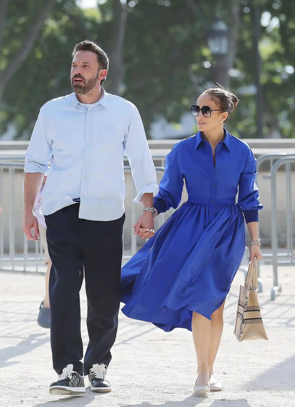 gaya serasi jennifer lopez dan ben affleck sebelum berpisah, 1. Pertama kali bertemu pada tahun 2002, keduanya tampil serasi saat di karpet merah. Jennifer Lopez memakai low-cut dress hitam sementara Ben Affleck andalkan suit yang dipadukan kemeja dan dasi biru yang senada., 2. Di waktu yang nggak jauh beda, keduanya masih terlihat sering dekat dan mesra. Salah satunya saat hadir di Vanity Fair Oscar Party ketika J.Lo pakai gaun one-shoulder warna mint dari Valentino, sementara Ben Affleck datang dengan suit dan black tie., 3. Setelah lama pisah dan sempat menjalin hubungan percintaan masing-masing, keduanya tampak kembali terlihat bersama di tahun 2022. Salah satu momen kebersamaan yang ditangkap paparazzi saat keduanya berada di Paris. Jennifer Lopez pakai cobalt blue shirt dress sambil menenteng Dior Book Tote, sementara Ben Affleck serasi dengan kemeja biru muda., 4. Keduanya menikah pada 2022, Jennifer Lopez tampak cantik dalam balutan gaun halter putih dengan veil, sementara sang kekasih tampil serasi dengan white suit dan dasi kupu-kupu., 5. Hadiri premiere Flash, mereka tampil serasi dengan outfit serba hitam di red carpet. J.Lo mengenakan gaun panjang dengan zip-up bodice dari Gucci, sementara Ben Affleck tampil keren dengan jas dan kemeja hitam., 6. Hadiri LACMA Art + Film Gala di Los Angeles, J.Lo tampil cantik dengan gold bra dan lace skirt dari Gucci, sedangkan sang kekasih bergaya keren dalam balutan tuxedo., 7. Keduanya berpose mesra di karpet merah dengan tampilan yang serasi. Jennifer Lopez andalkan gaun putih memeluk tubuh dengan detail slit dan kristal di dadanya, sementara Ben pakai kemeja putih yang dipadukan bersama jas hitam.