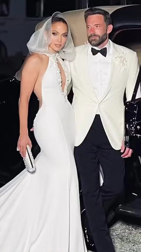 gaya serasi jennifer lopez dan ben affleck sebelum berpisah, 1. Pertama kali bertemu pada tahun 2002, keduanya tampil serasi saat di karpet merah. Jennifer Lopez memakai low-cut dress hitam sementara Ben Affleck andalkan suit yang dipadukan kemeja dan dasi biru yang senada., 2. Di waktu yang nggak jauh beda, keduanya masih terlihat sering dekat dan mesra. Salah satunya saat hadir di Vanity Fair Oscar Party ketika J.Lo pakai gaun one-shoulder warna mint dari Valentino, sementara Ben Affleck datang dengan suit dan black tie., 3. Setelah lama pisah dan sempat menjalin hubungan percintaan masing-masing, keduanya tampak kembali terlihat bersama di tahun 2022. Salah satu momen kebersamaan yang ditangkap paparazzi saat keduanya berada di Paris. Jennifer Lopez pakai cobalt blue shirt dress sambil menenteng Dior Book Tote, sementara Ben Affleck serasi dengan kemeja biru muda., 4. Keduanya menikah pada 2022, Jennifer Lopez tampak cantik dalam balutan gaun halter putih dengan veil, sementara sang kekasih tampil serasi dengan white suit dan dasi kupu-kupu., 5. Hadiri premiere Flash, mereka tampil serasi dengan outfit serba hitam di red carpet. J.Lo mengenakan gaun panjang dengan zip-up bodice dari Gucci, sementara Ben Affleck tampil keren dengan jas dan kemeja hitam., 6. Hadiri LACMA Art + Film Gala di Los Angeles, J.Lo tampil cantik dengan gold bra dan lace skirt dari Gucci, sedangkan sang kekasih bergaya keren dalam balutan tuxedo., 7. Keduanya berpose mesra di karpet merah dengan tampilan yang serasi. Jennifer Lopez andalkan gaun putih memeluk tubuh dengan detail slit dan kristal di dadanya, sementara Ben pakai kemeja putih yang dipadukan bersama jas hitam.