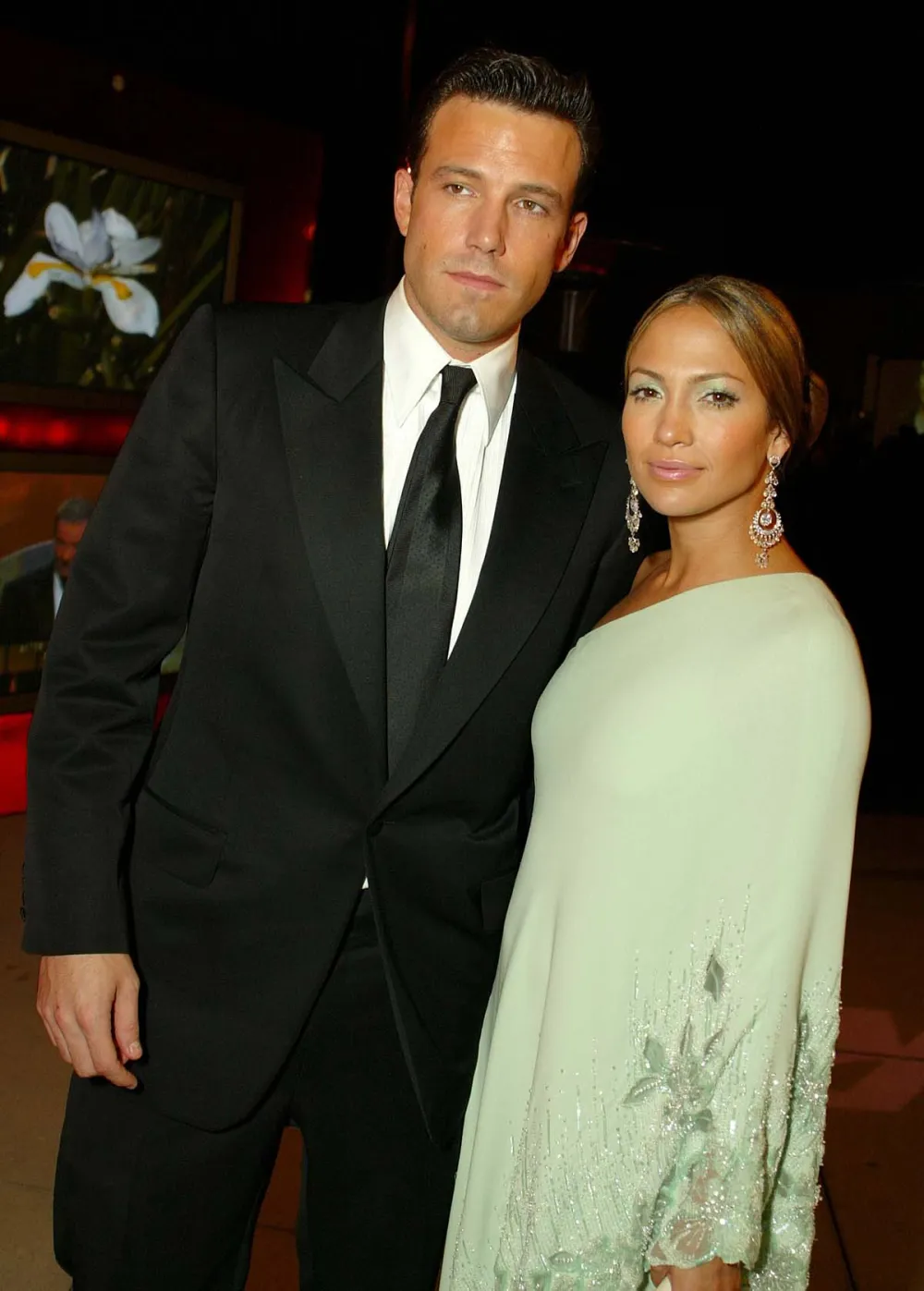 gaya serasi jennifer lopez dan ben affleck sebelum berpisah, 1. Pertama kali bertemu pada tahun 2002, keduanya tampil serasi saat di karpet merah. Jennifer Lopez memakai low-cut dress hitam sementara Ben Affleck andalkan suit yang dipadukan kemeja dan dasi biru yang senada., 2. Di waktu yang nggak jauh beda, keduanya masih terlihat sering dekat dan mesra. Salah satunya saat hadir di Vanity Fair Oscar Party ketika J.Lo pakai gaun one-shoulder warna mint dari Valentino, sementara Ben Affleck datang dengan suit dan black tie., 3. Setelah lama pisah dan sempat menjalin hubungan percintaan masing-masing, keduanya tampak kembali terlihat bersama di tahun 2022. Salah satu momen kebersamaan yang ditangkap paparazzi saat keduanya berada di Paris. Jennifer Lopez pakai cobalt blue shirt dress sambil menenteng Dior Book Tote, sementara Ben Affleck serasi dengan kemeja biru muda., 4. Keduanya menikah pada 2022, Jennifer Lopez tampak cantik dalam balutan gaun halter putih dengan veil, sementara sang kekasih tampil serasi dengan white suit dan dasi kupu-kupu., 5. Hadiri premiere Flash, mereka tampil serasi dengan outfit serba hitam di red carpet. J.Lo mengenakan gaun panjang dengan zip-up bodice dari Gucci, sementara Ben Affleck tampil keren dengan jas dan kemeja hitam., 6. Hadiri LACMA Art + Film Gala di Los Angeles, J.Lo tampil cantik dengan gold bra dan lace skirt dari Gucci, sedangkan sang kekasih bergaya keren dalam balutan tuxedo., 7. Keduanya berpose mesra di karpet merah dengan tampilan yang serasi. Jennifer Lopez andalkan gaun putih memeluk tubuh dengan detail slit dan kristal di dadanya, sementara Ben pakai kemeja putih yang dipadukan bersama jas hitam.