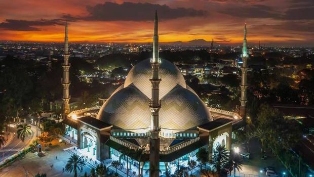 Masjid Raya Al Azhom, 1. Lima Kubah Besar, 2. Ornamen 99 Asmaul Husna, 3. Empat Buah Menara, 4. Payung Taman Masjid, 5. Galeri Islam
