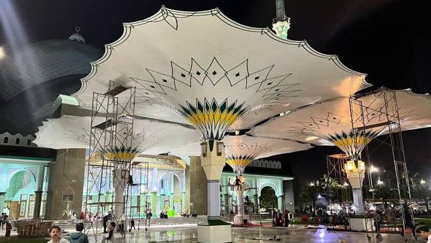 Masjid Raya Al Azhom, 1. Lima Kubah Besar, 2. Ornamen 99 Asmaul Husna, 3. Empat Buah Menara, 4. Payung Taman Masjid, 5. Galeri Islam
