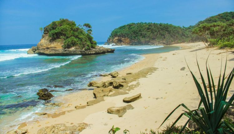 kangen main di pantai? ini dia 7 pantai tercantik di malang yang wajib kamu kunjungi!