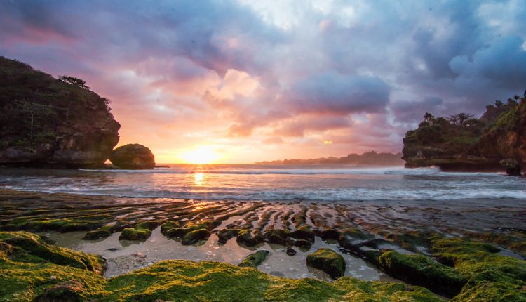 Kangen Main di Pantai? Ini Dia 7 Pantai Tercantik di Malang yang Wajib Kamu Kunjungi!