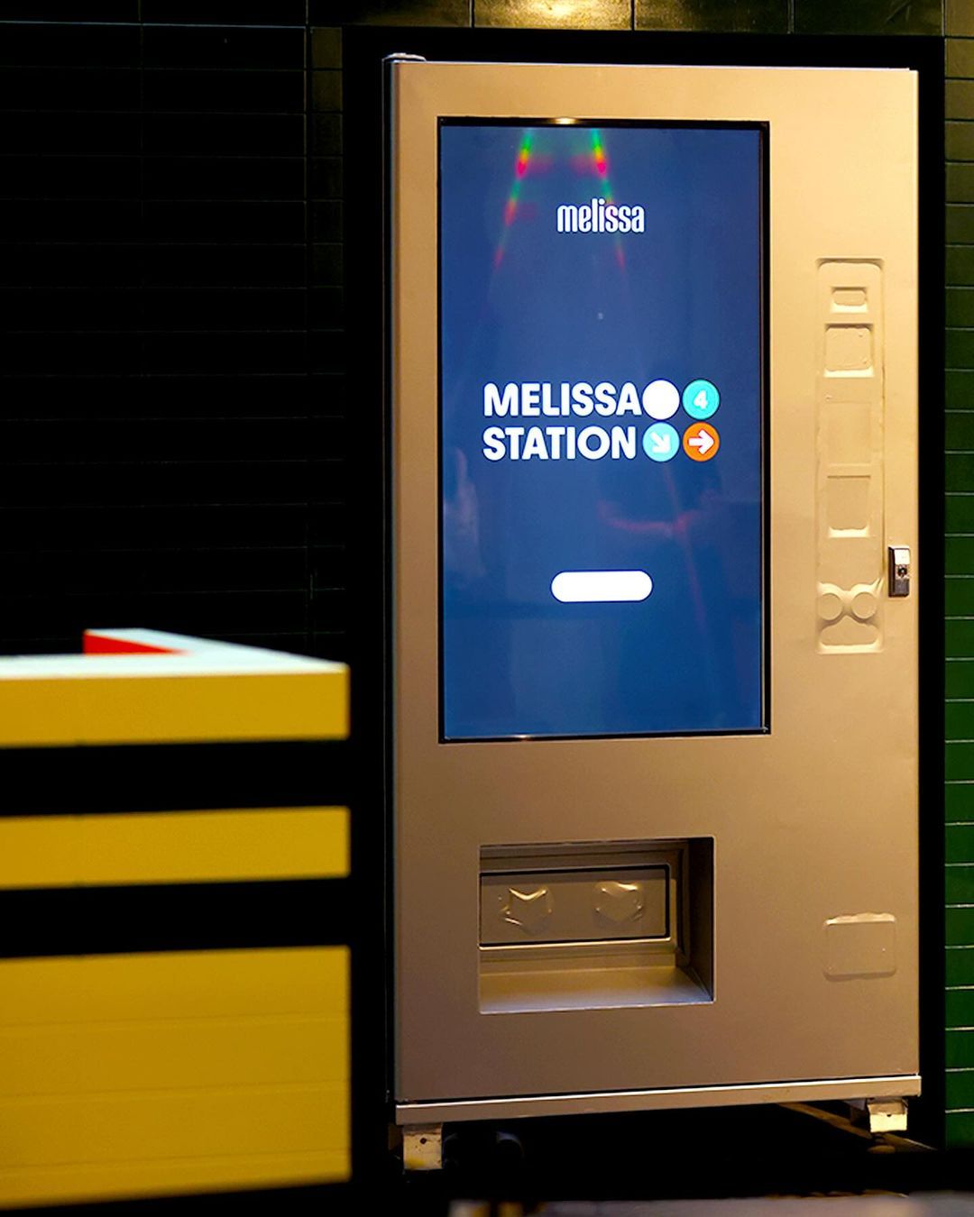 melissa buat instalasi a la stasiun di tengah mall ashta district 8