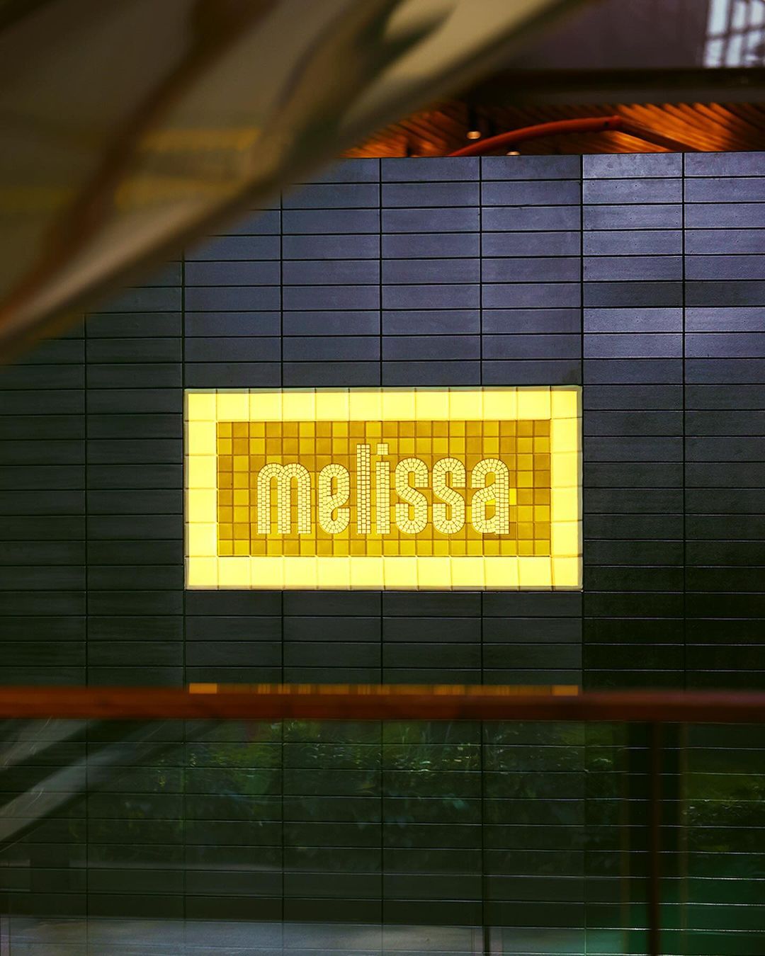melissa buat instalasi a la stasiun di tengah mall ashta district 8