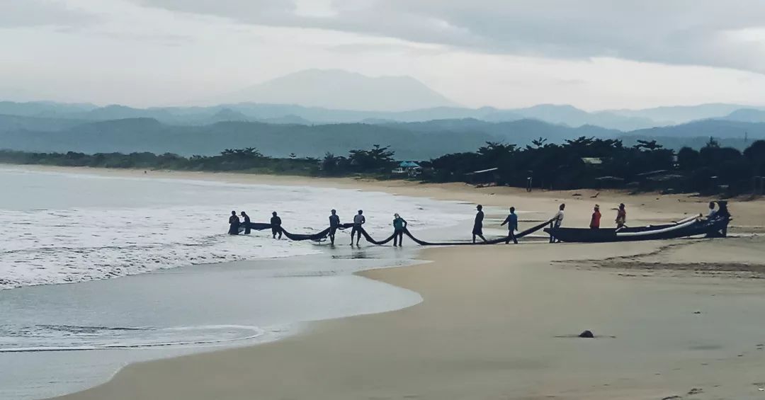 mengintip keindahan pantai santolo, salah satu pantai terindah di jawa barat!, Sejarah Pantai Santolo, Daya Tarik Pantai Santolo, Aktivitas di Pantai Santolo, Tiket Masuk