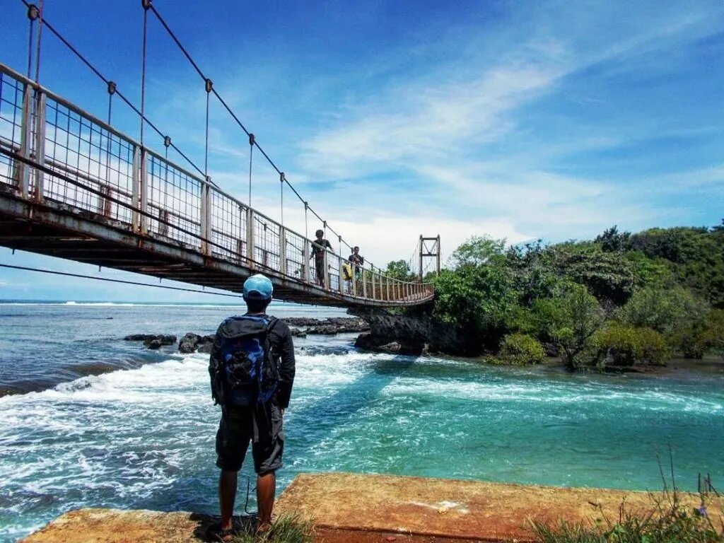 mengintip keindahan pantai santolo, salah satu pantai terindah di jawa barat!, Sejarah Pantai Santolo, Daya Tarik Pantai Santolo, Aktivitas di Pantai Santolo, Tiket Masuk