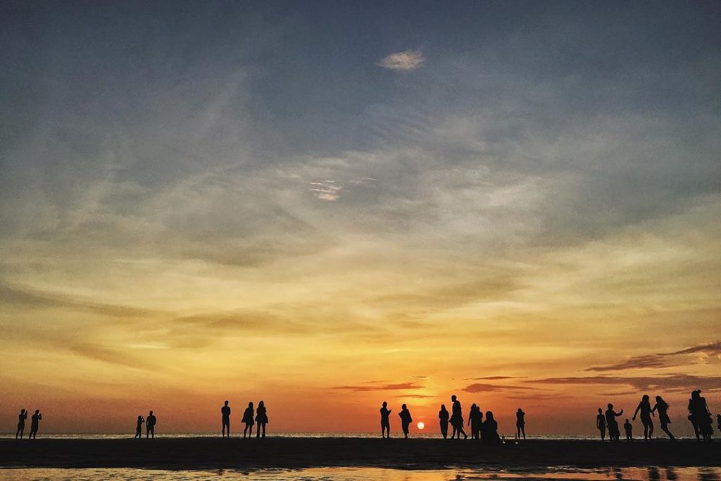 Menikmati Keindahan dan Pesona Pantai Seminyak Bali