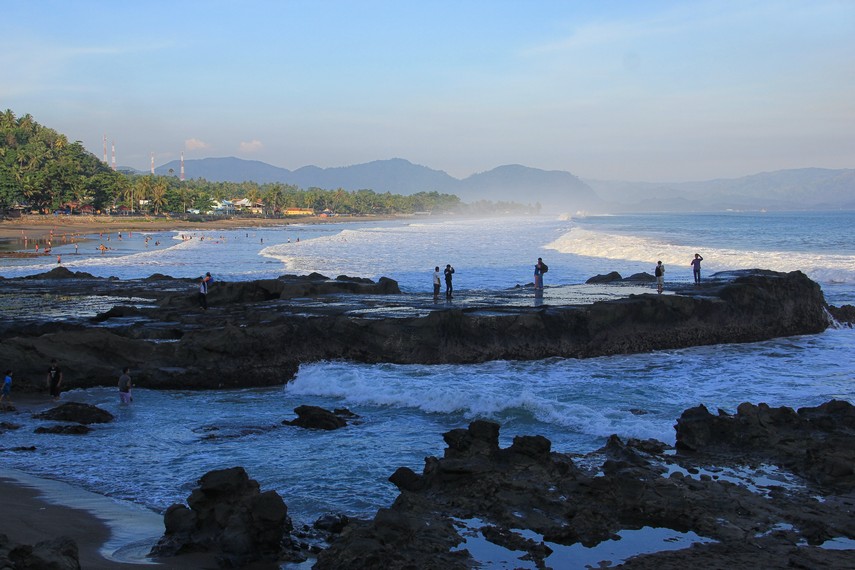 Menikmati Keindahan Pantai Karang Hawu Sukabumi