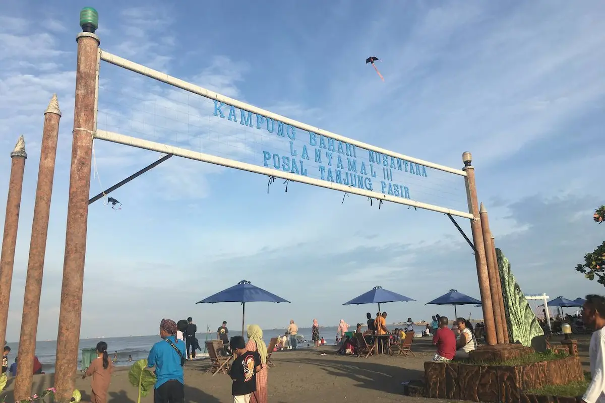 menikmati keindahan pantai tanjung pasir di tangerang