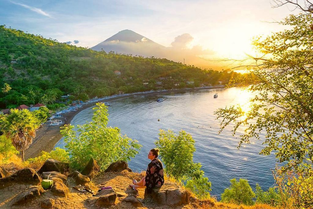 Menikmati Pemandangan Indah di Pantai Amed Bali