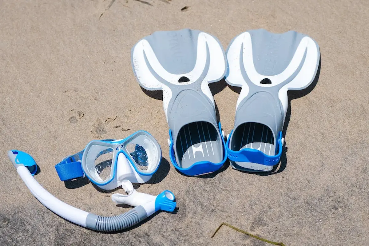 menikmati wisata snorkeling di pantai tiga warna