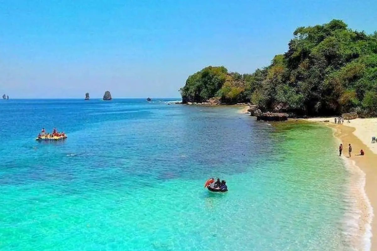 Menikmati Wisata Snorkeling di Pantai Tiga Warna