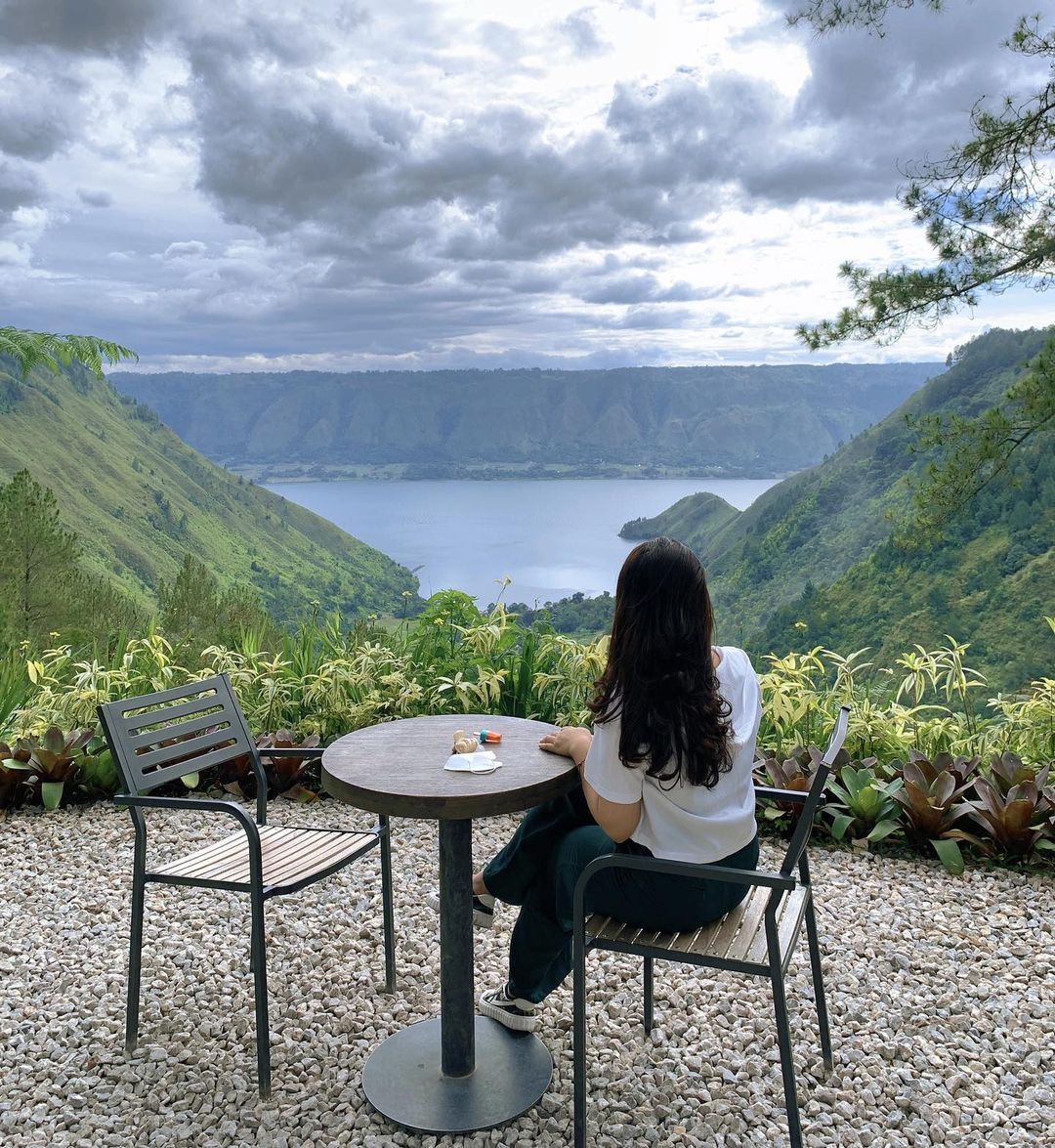 nikmati sensasi healing sekitar danau di wisata kaldera toba!