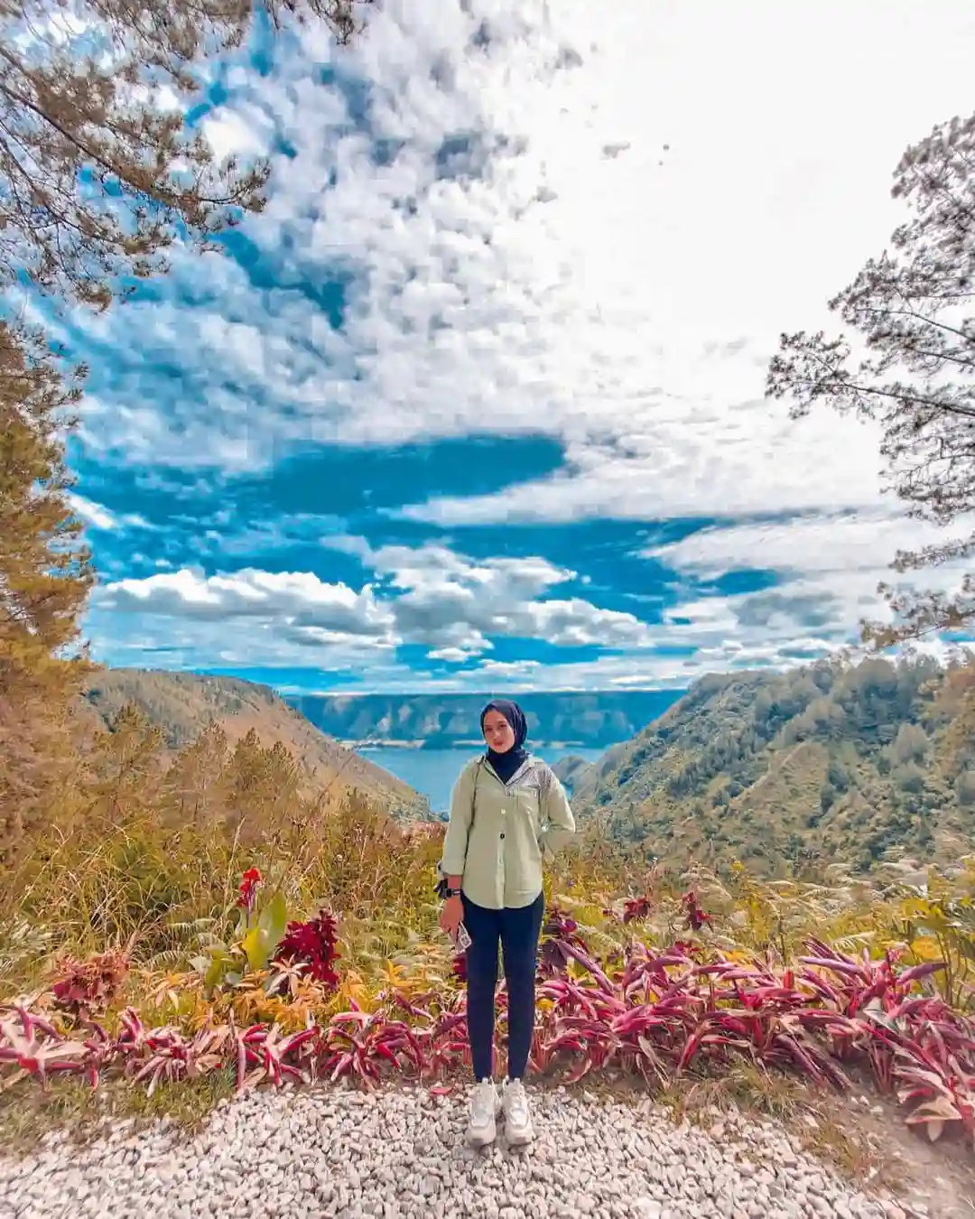nikmati sensasi healing sekitar danau di wisata kaldera toba!