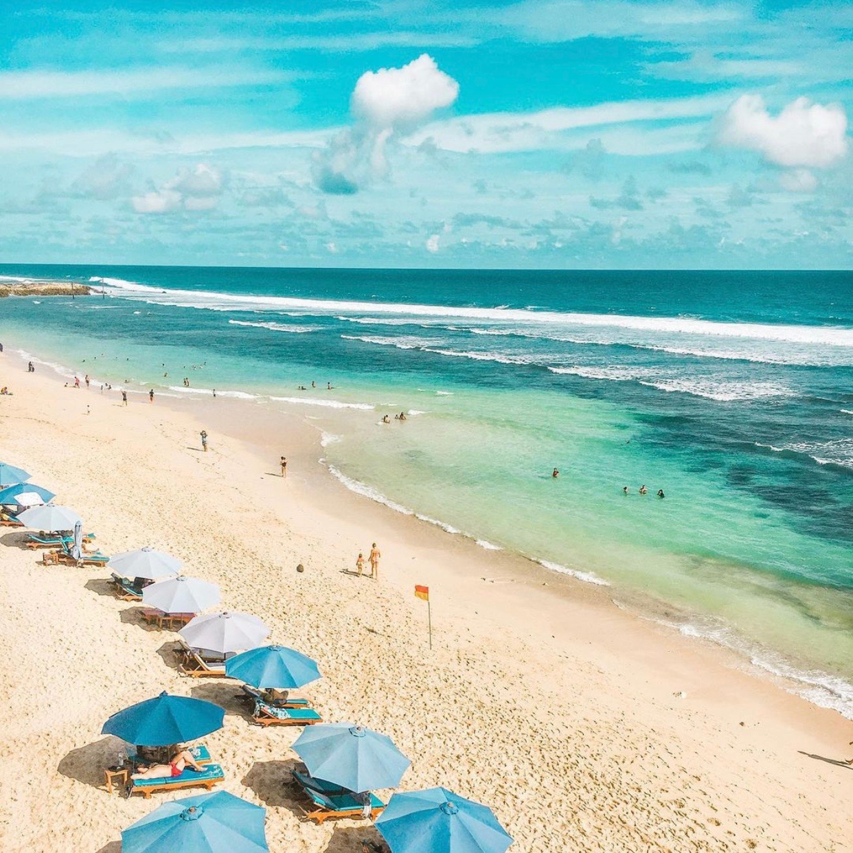 nikmati waktu berlibur dan bersantai di rekomendasi pantai di bali berikut ini!