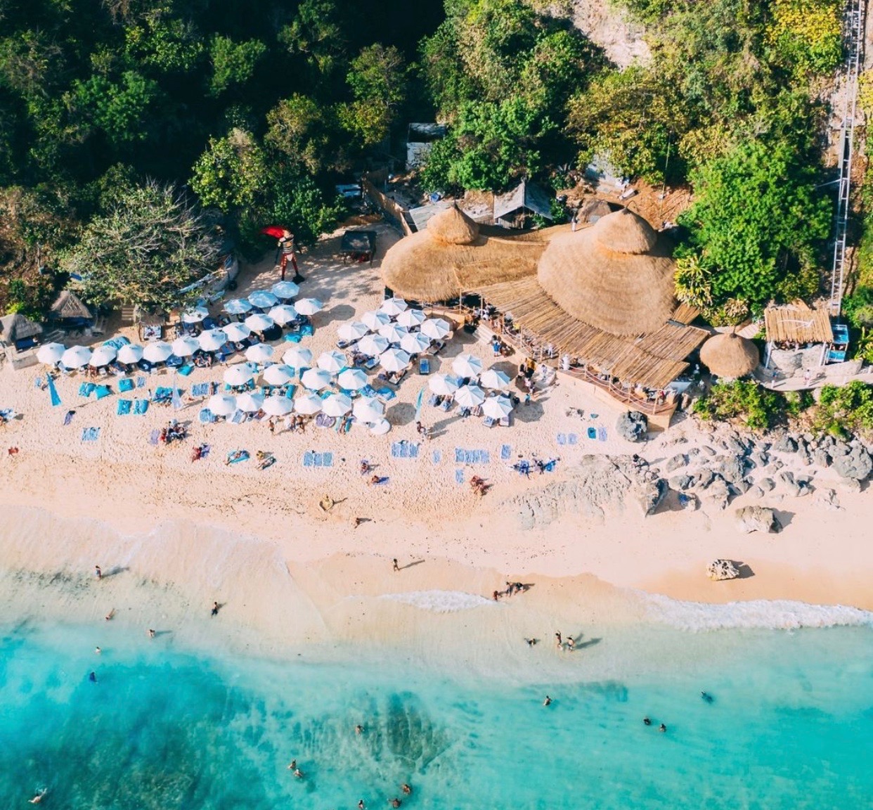 nikmati waktu berlibur dan bersantai di rekomendasi pantai di bali berikut ini!