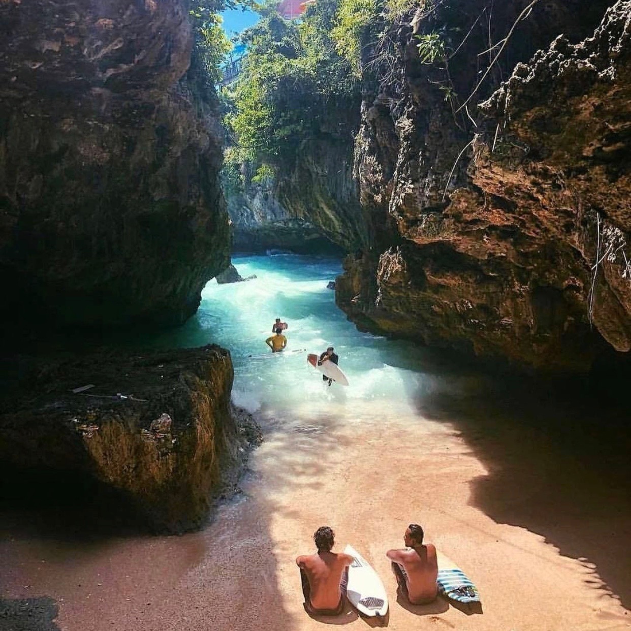 nikmati waktu berlibur dan bersantai di rekomendasi pantai di bali berikut ini!