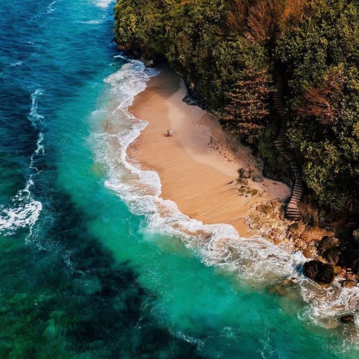 nikmati waktu berlibur dan bersantai di rekomendasi pantai di bali berikut ini!