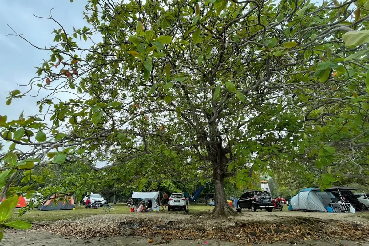pantai adem anyer: tempat nyaman untuk bersantai