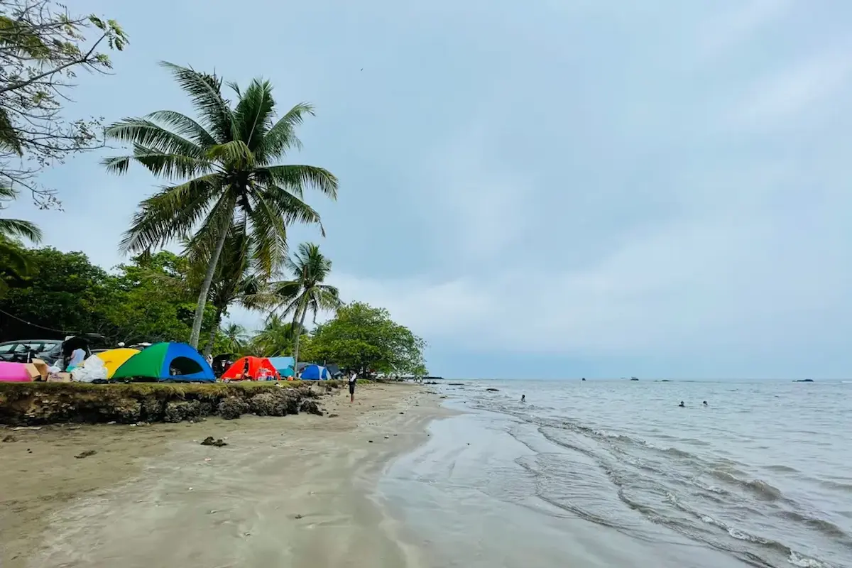 Pantai Adem Anyer: Tempat Nyaman untuk Bersantai