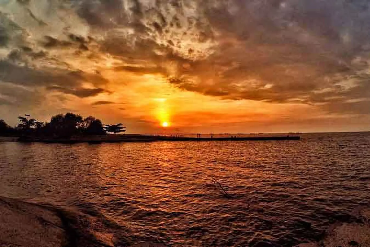 pantai maron semarang: keindahan pantai di tengah kota