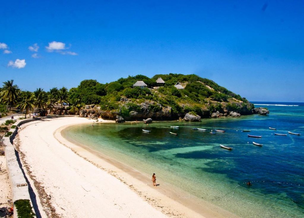 Pantai Nemberala, Surganya Tempat Surfing Yang Favorit