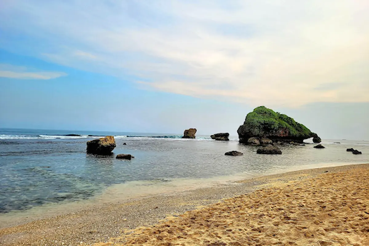 pantai ngandong: pesona pantai tersembunyi di gunung kidul